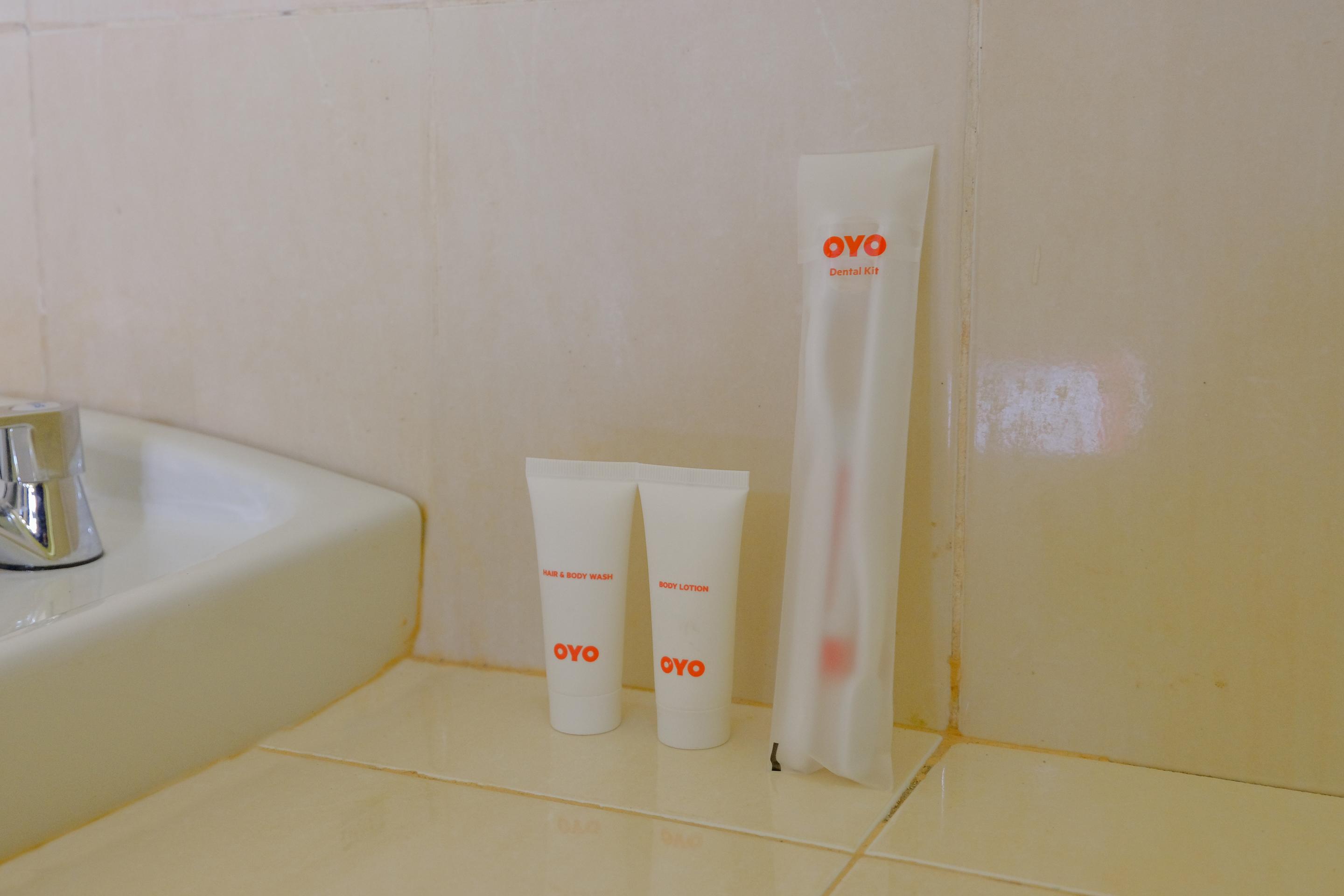Oyo 1784 Hj. Aniek Residence Madiun Esterno foto