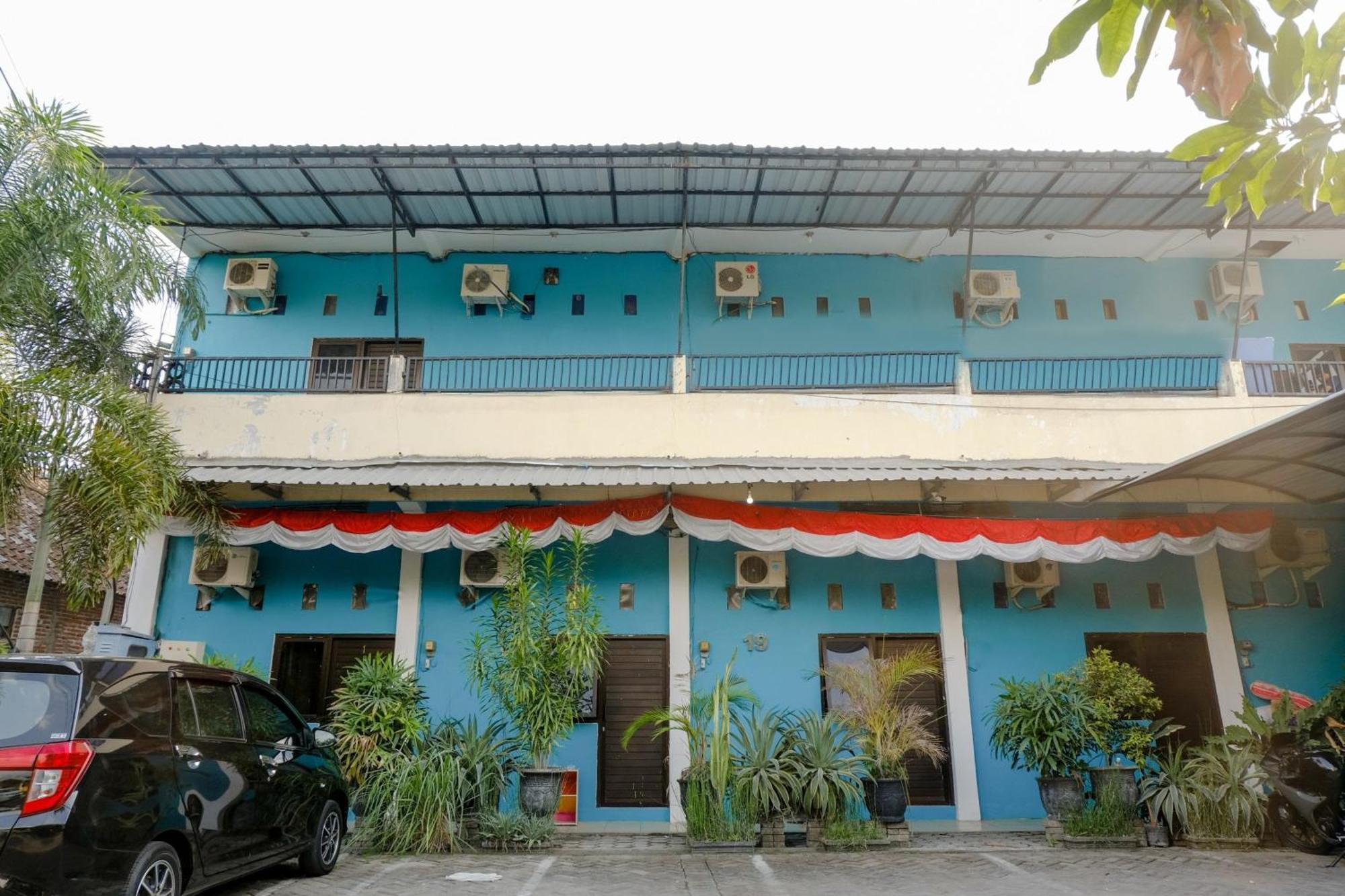 Oyo 1784 Hj. Aniek Residence Madiun Esterno foto