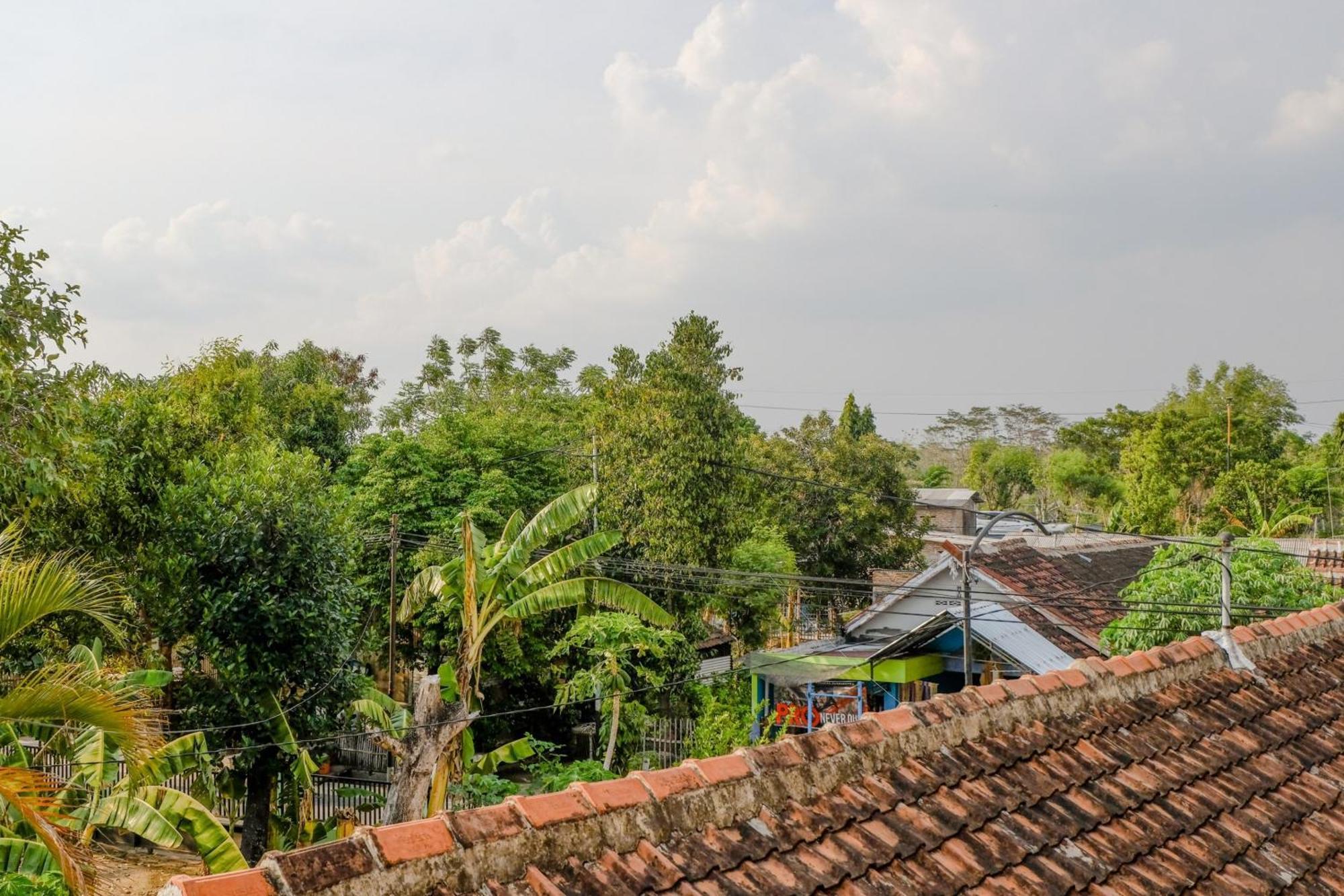 Oyo 1784 Hj. Aniek Residence Madiun Esterno foto