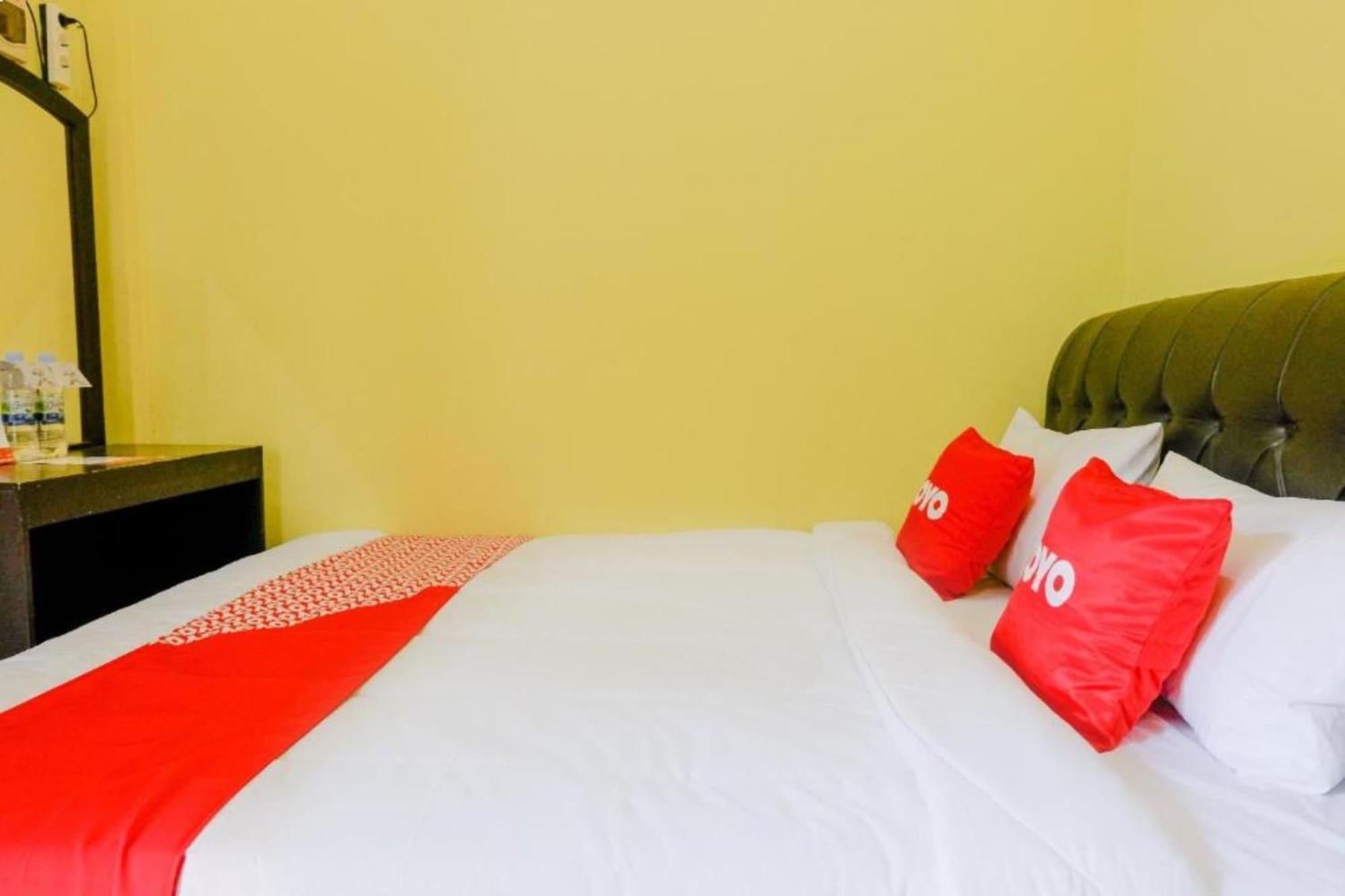 Oyo 1784 Hj. Aniek Residence Madiun Esterno foto