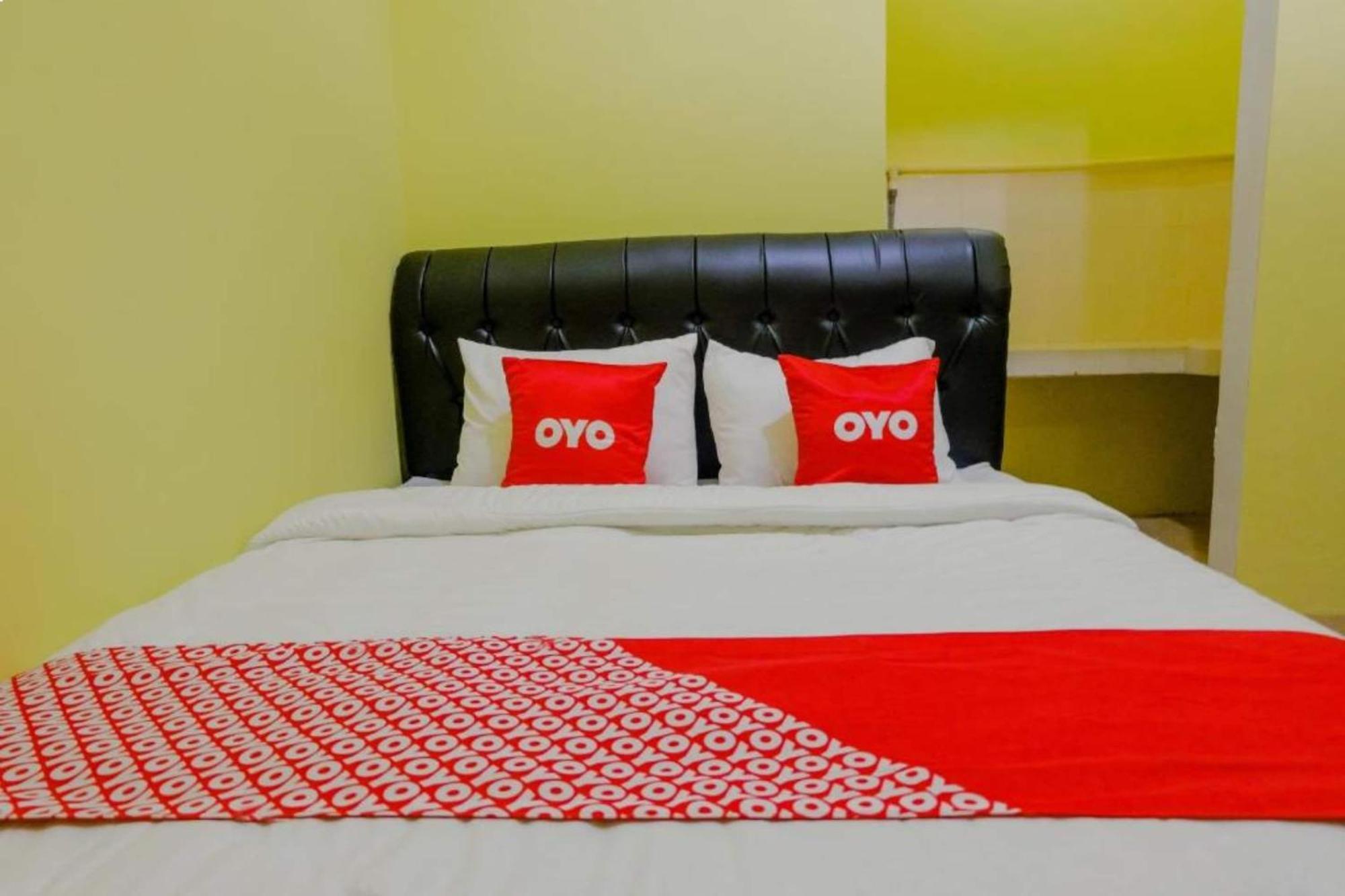 Oyo 1784 Hj. Aniek Residence Madiun Esterno foto