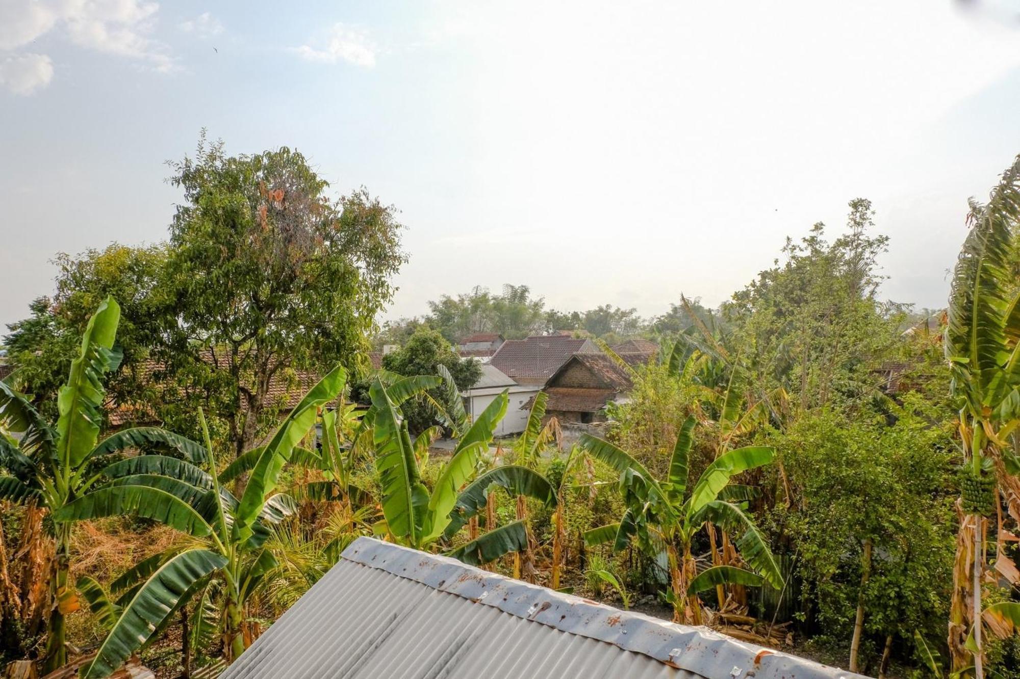 Oyo 1784 Hj. Aniek Residence Madiun Esterno foto