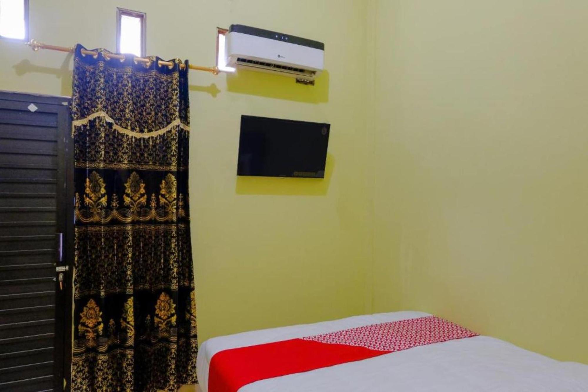 Oyo 1784 Hj. Aniek Residence Madiun Esterno foto