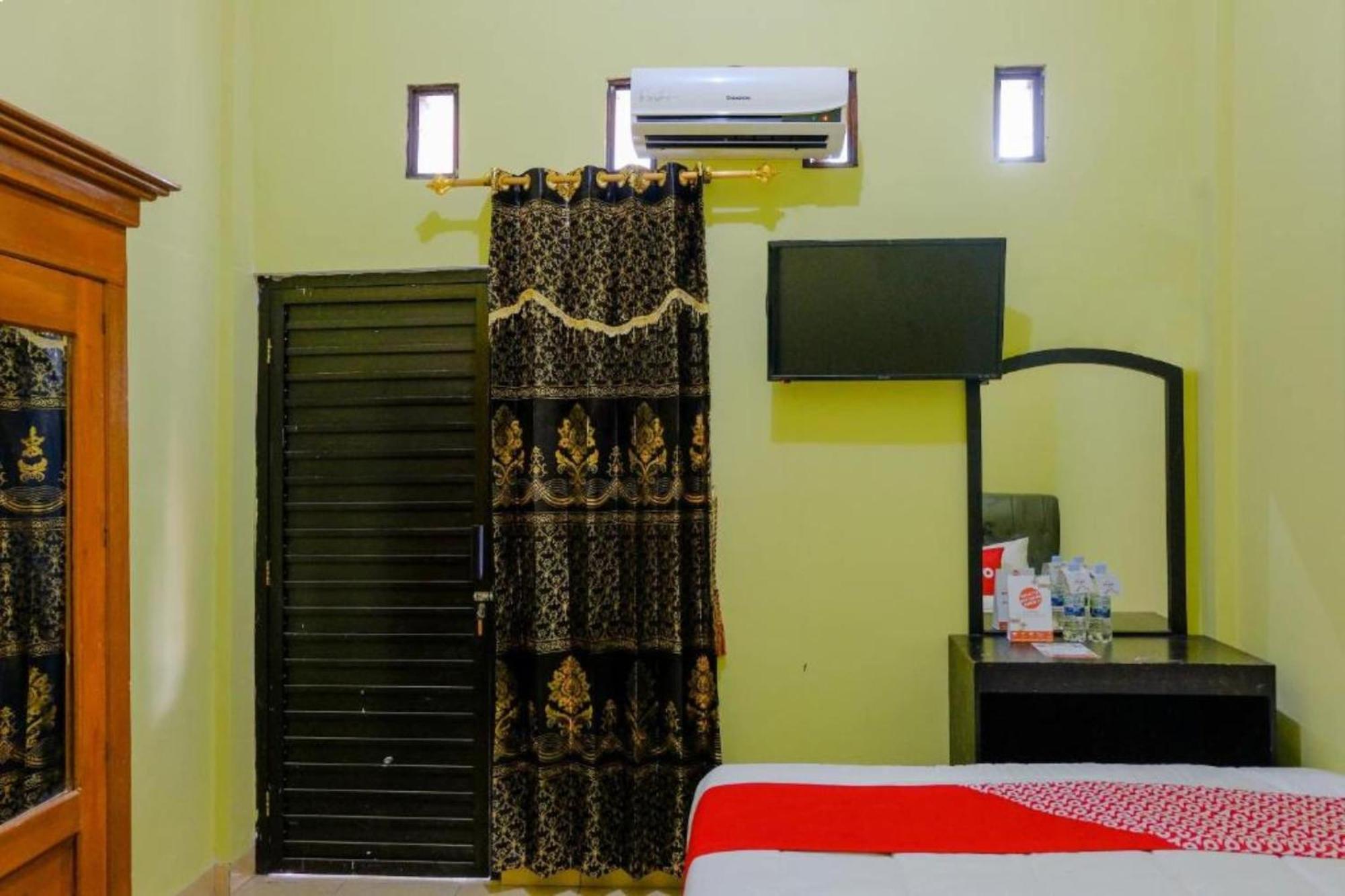 Oyo 1784 Hj. Aniek Residence Madiun Esterno foto