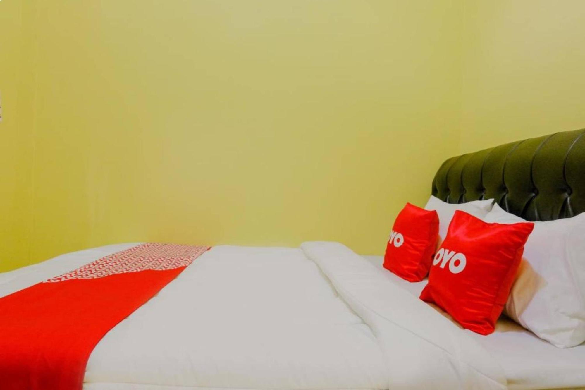 Oyo 1784 Hj. Aniek Residence Madiun Esterno foto