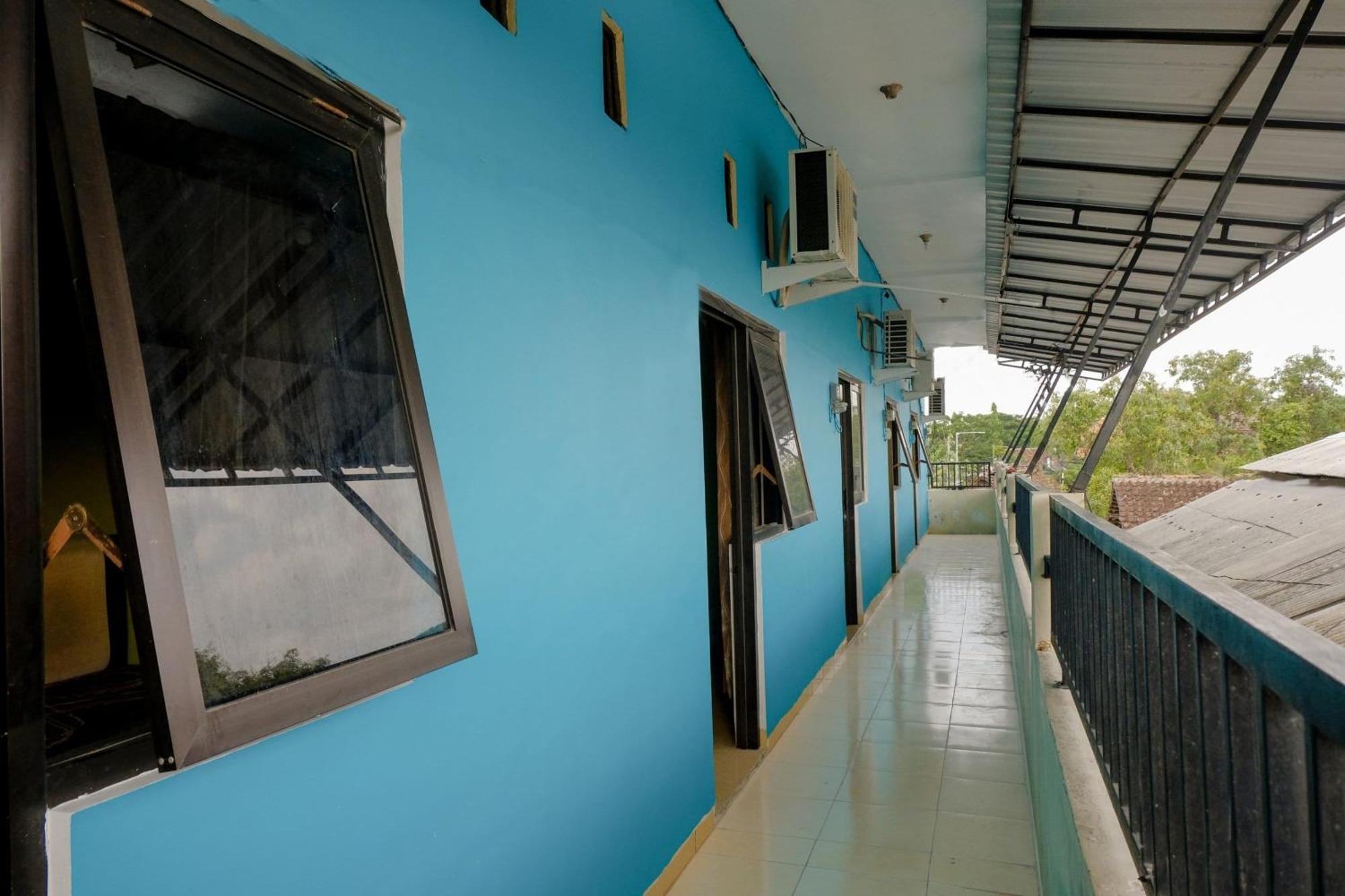 Oyo 1784 Hj. Aniek Residence Madiun Esterno foto