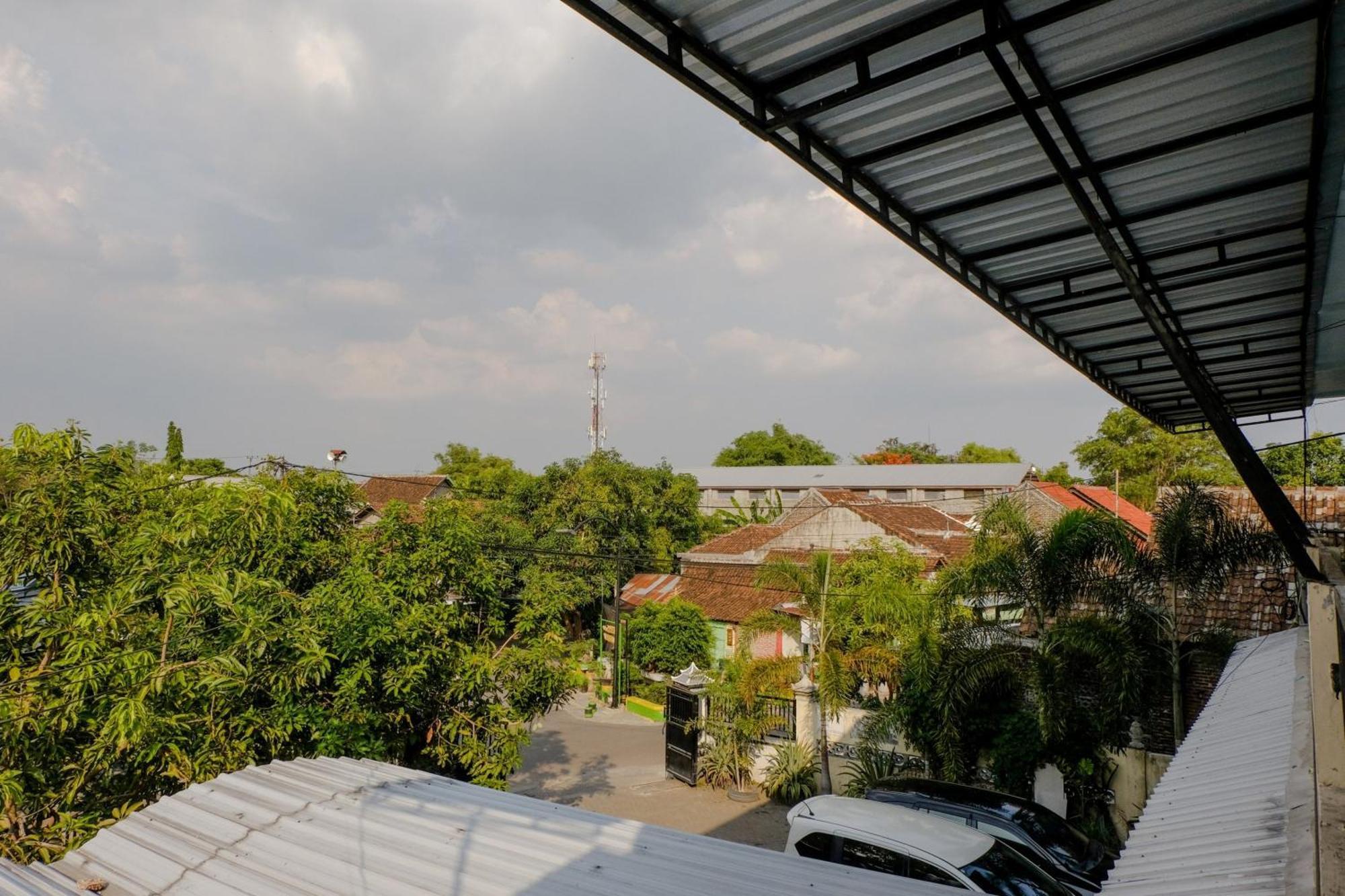 Oyo 1784 Hj. Aniek Residence Madiun Esterno foto
