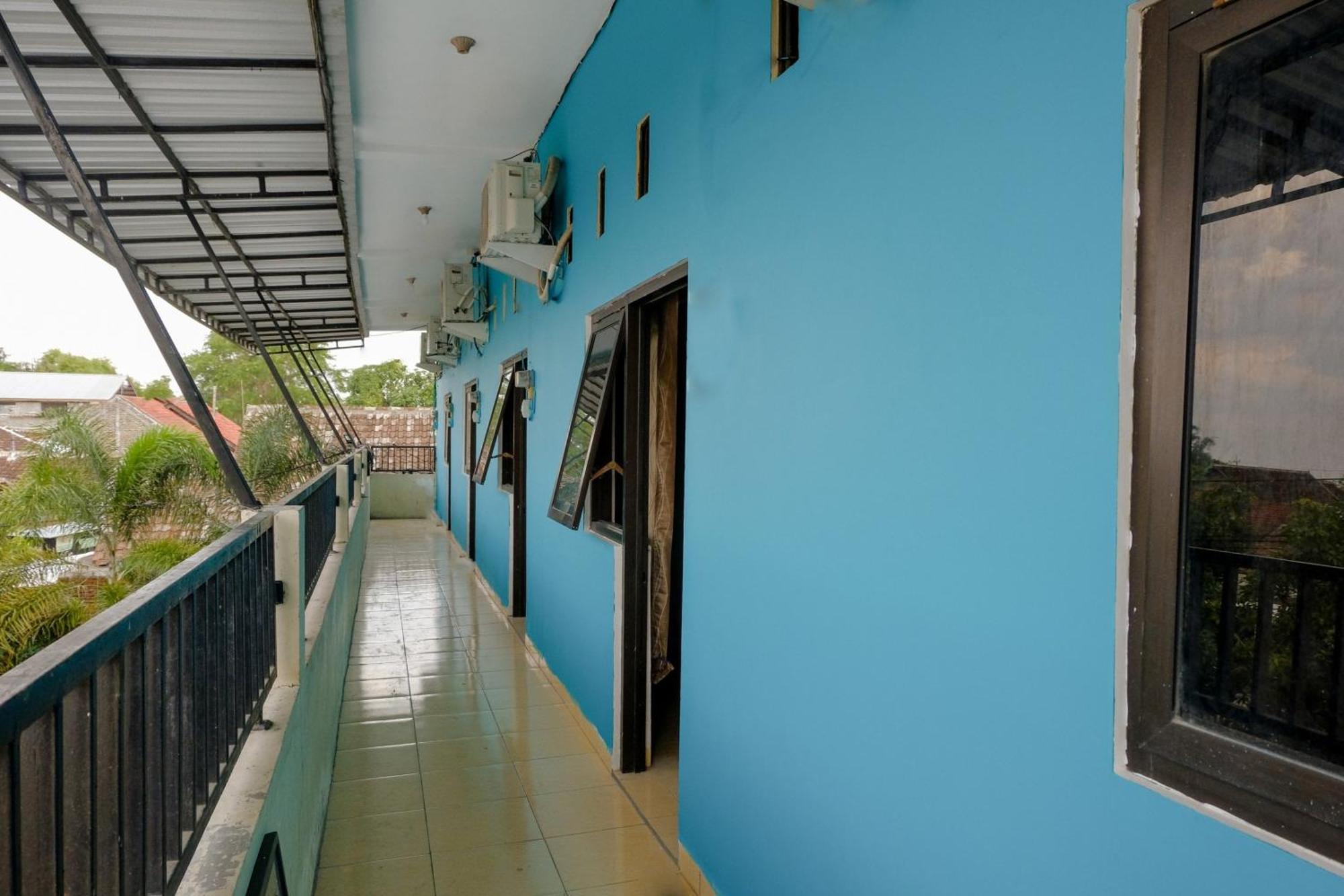 Oyo 1784 Hj. Aniek Residence Madiun Esterno foto