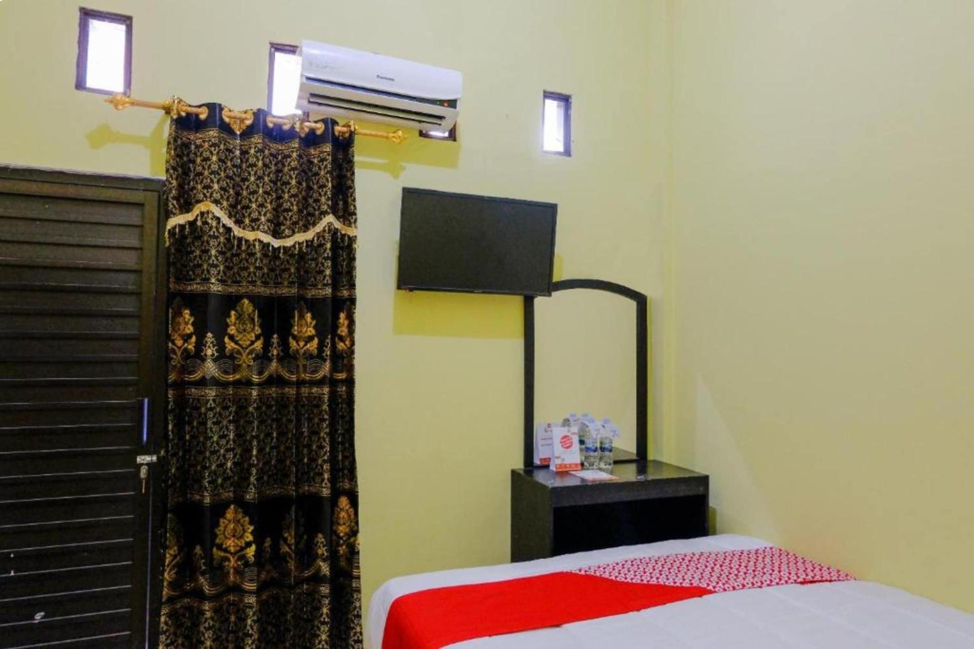 Oyo 1784 Hj. Aniek Residence Madiun Esterno foto