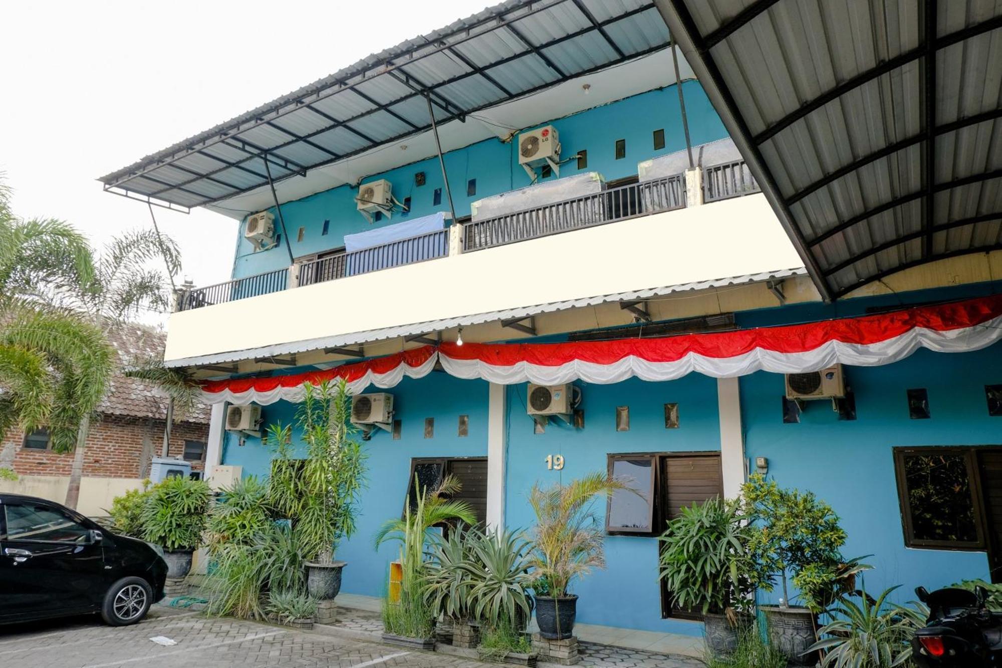 Oyo 1784 Hj. Aniek Residence Madiun Esterno foto